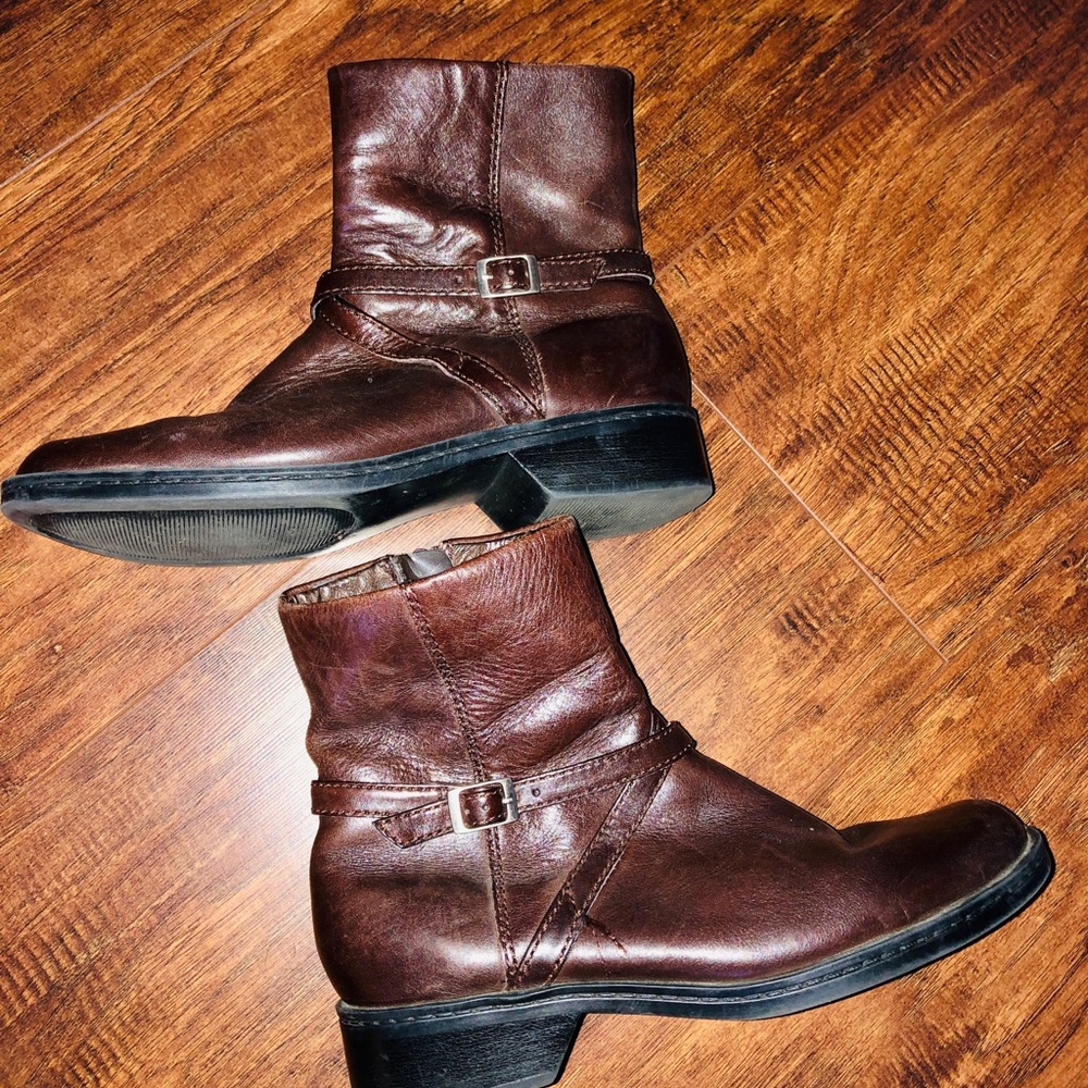 Covington ankle Brown leather boots size 6M